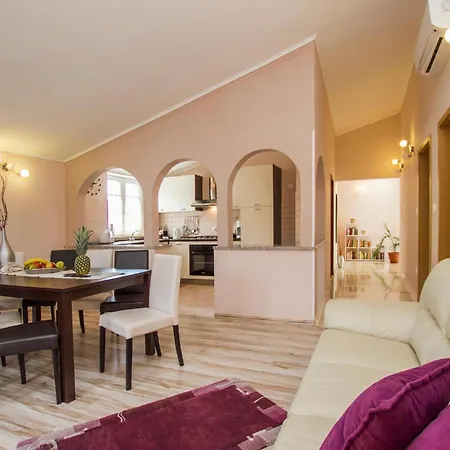 Pet Friendly In Labin With Wifi